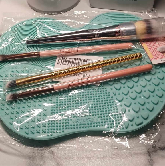 Electric Makeup Brush Cleaner w/ Brushes and Cleaning Mat. - Picture 7 of 7